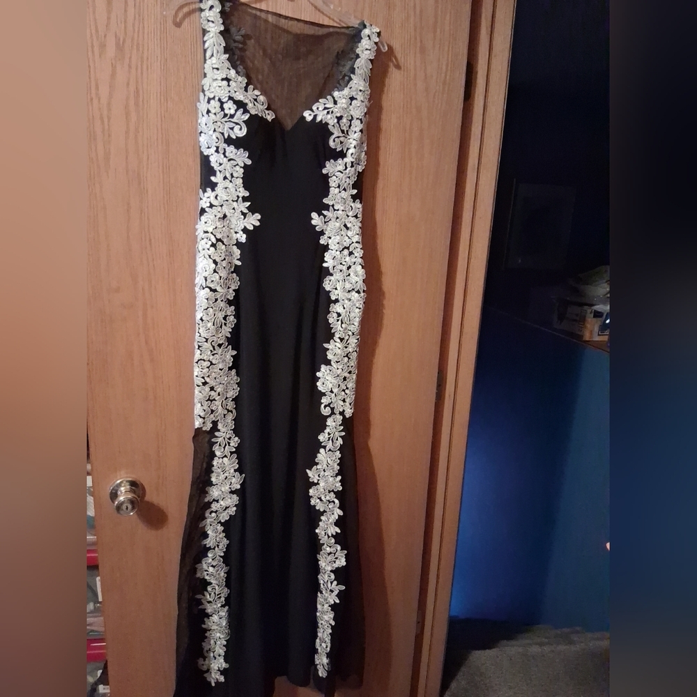 Betsy & Adam Sleeveless Maxi Dress Formal Embroidered Flowers Netted Areas Sz 4